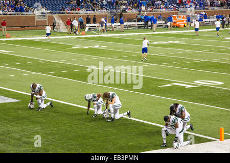 Detroit, Michigan - ein Mitglied der New York Jets betet vor einem Bundesliga-Spiel im Ford Field. Stockfoto