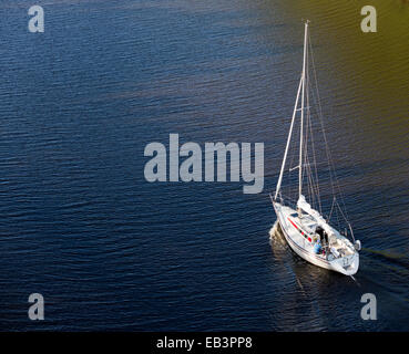 Luftaufnahme eines Segelbootes mit Motor am Binnenfluss , Leppävirta , Finnland Stockfoto