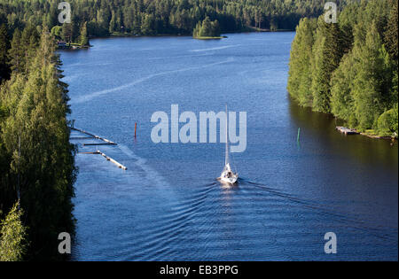 Luftaufnahme eines Segelbootes mit Motor am Binnenfluss , Leppävirta , Finnland Stockfoto