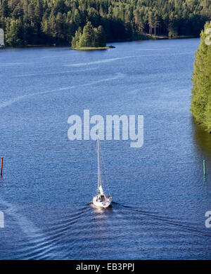 Luftaufnahme eines Segelbootes mit Motor am Binnenfluss , Leppävirta , Finnland Stockfoto