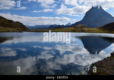 Reflexion in den Alpensee du Miey, französischen Pyrenäen Stockfoto