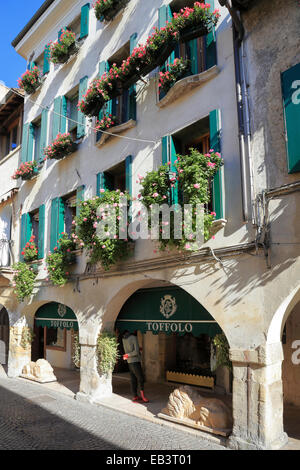 Toffolo Mens Bekleidungsgeschäft, über Browning Street, Asolo, Italien, Veneto. Stockfoto