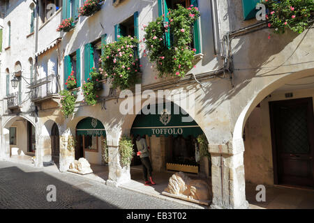 Toffolo Mens Bekleidungsgeschäft, über Browning Street, Asolo, Italien, Veneto. Stockfoto