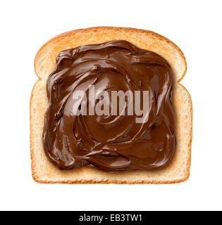 Luftaufnahme der Schokolade verteilt auf einer einzigen Scheibe Toast. Isoliert auf weißem Hintergrund Stockfoto