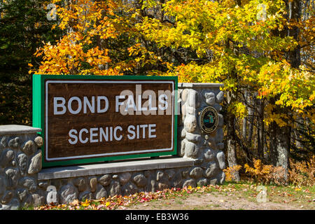 Bond fällt malerischen Ort am Straßenrand Schild mit Laub Herbstfarben in den Bäumen in der Nähe von Paulding, Michigan, USA. Stockfoto