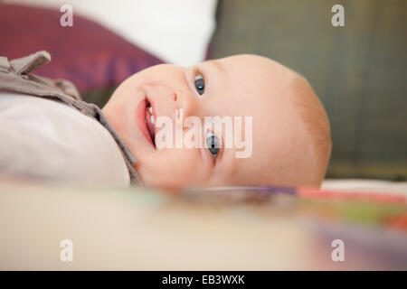 Baby Boy lächelnd Stockfoto