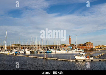 Marina im Hafen mit Hafen Turm, Grimsby, Lincolnshire, England, UK Stockfoto