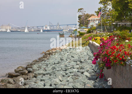 Hafen Sie Profil mit Gärten und den San Diego Marine terminal. Stockfoto