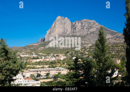 Finestrat, Costa Blanca, Spanien, Europa. Ein schönes Bergdorf in der Nähe der Ortschaft Benidorm. Blick auf die Berge. Stockfoto