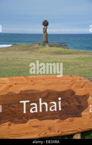 Chile, Osterinsel (Rapa Nui), Hanga Roa. Ahu Tahai, historische Stätte mit drei zeremoniellen Plattformen. Ahu Ko Te Riku, Zeichen. Stockfoto