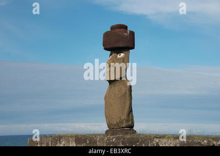 Chile, Osterinsel (Rapa Nui), Hanga Roa. Ahu Tahai, historische Stätte mit drei zeremoniellen Plattformen. Ahu Ko Te Riku, Moi. Stockfoto