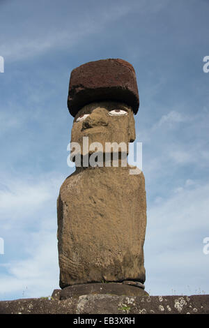 Chile, Osterinsel (Rapa Nui), Hanga Roa. Ahu Tahai, historische Stätte mit drei zeremoniellen Plattformen. Ahu Ko Te Riku, moi Stockfoto