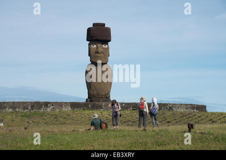 Chile, Osterinsel (Rapa Nui), Hanga Roa. Ahu Tahai, historische Stätte mit drei zeremoniellen Plattformen. Ahu Ko Te Riku. Stockfoto