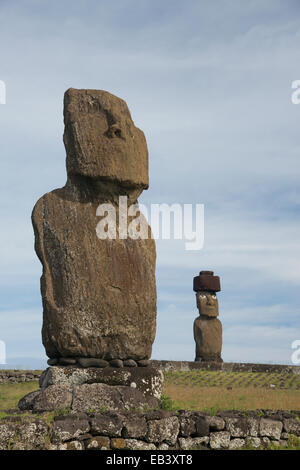 Chile, Osterinsel (Rapa Nui), Hanga Roa. Ahu Tahai, historische Stätte mit drei zeremoniellen Plattformen. Ahu Ko Te Riku. Stockfoto