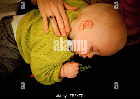 Baby schläft auf Mutter Stockfoto