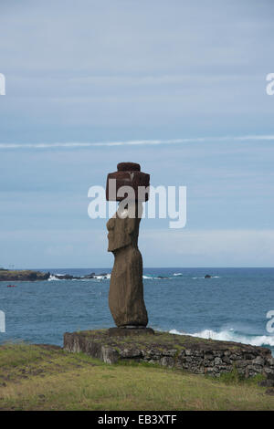 Chile, Osterinsel (Rapa Nui), Hanga Roa. Ahu Tahai, historische Stätte mit drei zeremoniellen Plattformen. Ahu Ko Te Riku, Moi. Stockfoto