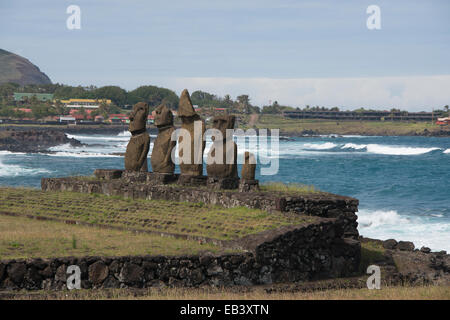 Chile, Osterinsel aka Rapa Nui, Hanga Roa. Nationalpark Rapa Nui. Ahu Tahai, Ahu Vai Uri zeremonielle Plattform. Stockfoto