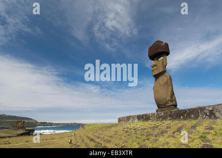 Chile, Osterinsel (Rapa Nui), Hanga Roa. Ahu Tahai, historische Stätte mit drei zeremoniellen Plattformen. Ahu Ko Te Riku, Moi. Stockfoto