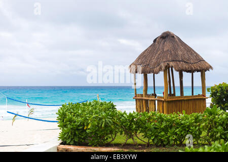 Rettungsschwimmer Pergola am Karibik-Strand, Cancun, Mexiko Stockfoto