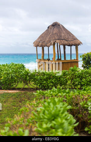 Rettungsschwimmer Pergola am Karibik-Strand, Cancun, Mexiko Stockfoto