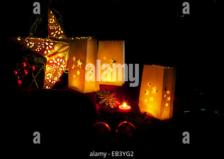 Weihnachtsschmuck, Kugeln, Sterne, Lichter und lokales Kunsthandwerk, vorbereitet für den Weihnachtsbaum und die Weihnachten zu schaffen Stockfoto