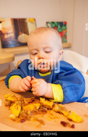 Baby-Fütterung selbst Stockfoto