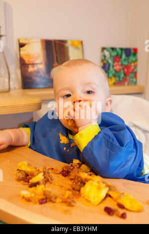 Baby-Fütterung selbst Stockfoto