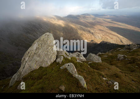 Felsen über Cwm Lloer, Gipfel des Pen Yr OLE-Wen, Snowdonia-Nationalpark, Wales, UK Stockfoto