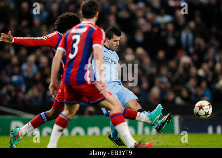 Manchester, UK. 25. November 2014. Champions League Gruppenphase. Manchester City gegen FC Bayern München. Manchester Citys Sergio Agüero bekommt ein Kreuz in Credit: Action Plus Sport/Alamy Live News Stockfoto