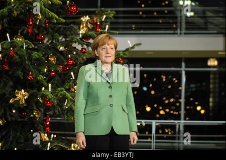 Berlin, Deutschland. 25. November 2014. Bundeskanzlerin Angela Merkel steht vor einem Weihnachtsbaum im Kanzleramt in Berlin, Deutschland, 25. November 2014. Merkel und ihr Stabschef Peter Altmaier besucht die Weihnachtsbaum-Beleuchtung-Zeremonie im Kanzleramt am Dienstag. Bildnachweis: Shang Jing/Xinhua/Alamy Live-Nachrichten Stockfoto