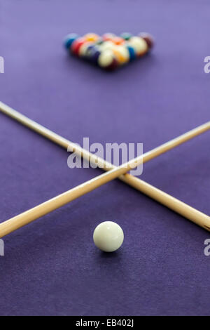 Billardtisch mit Kugeln in einem Dreieck angeordnet Stockfoto