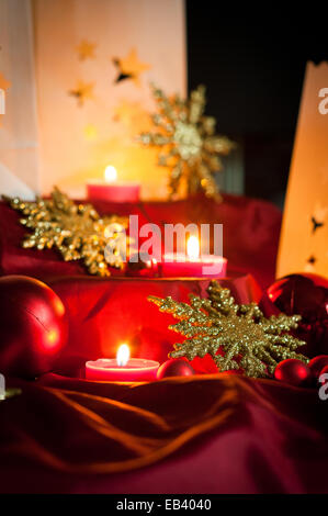 Weihnachtsschmuck, Kugeln, Sterne, Lichter und lokales Kunsthandwerk, vorbereitet für den Weihnachtsbaum und die Weihnachten zu schaffen Stockfoto