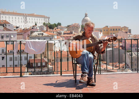 Gitarrist in Alfama, Lissabon Stockfoto