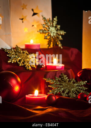 Weihnachtsschmuck, Kugeln, Sterne, Lichter und lokales Kunsthandwerk, vorbereitet für den Weihnachtsbaum und die Weihnachten zu schaffen Stockfoto