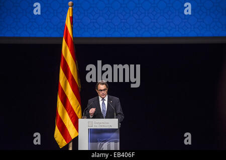 Barcelona, Katalonien, Spanien. 25. November 2014. ARTUR MAS, Präsident der Generalitat von Katalonien, präsentiert seinen Fahrplan für ein unabhängiges Katalonien im Jahr 2016 nach der leichten "9N' über Selbstbestimmung für rund 3000 Mitglieder der katalanischen Gesellschaft stimmen. Bildnachweis: Matthias Oesterle/ZUMA Wire/ZUMAPRESS.com/Alamy Live-Nachrichten Stockfoto