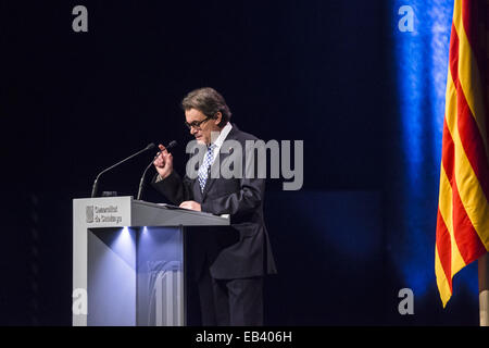 Barcelona, Katalonien, Spanien. 25. November 2014. ARTUR MAS, Präsident der Generalitat von Katalonien, präsentiert seinen Fahrplan für ein unabhängiges Katalonien im Jahr 2016 nach der leichten "9N' über Selbstbestimmung für rund 3000 Mitglieder der katalanischen Gesellschaft stimmen. Bildnachweis: Matthias Oesterle/ZUMA Wire/ZUMAPRESS.com/Alamy Live-Nachrichten Stockfoto