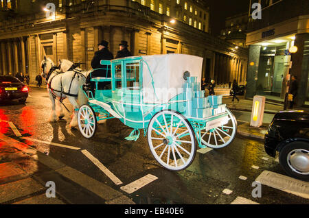 London, UK. 25. November 2014. Zwei weiße Shire Pferde ziehen einen blauen Tiffany & Co-Wagen durch die Straßen der City of London, UK.  Anlass war das Einschalten der Tiffany & Co Weihnachtsbaum Beleuchtung auf der Treppe außerhalb der Royal Exchange in der City of London von Sheriff Waddingham der City of London auf Dienstag, 25. November 2014. Bildnachweis: Graham Lehrling/Alamy Live-Nachrichten Stockfoto