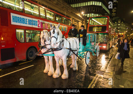 London, UK. 25. November 2014. Zwei weiße Shire Pferde ziehen einen blauen Tiffany & Co-Wagen durch die Straßen der City of London, UK.  Anlass war das Einschalten der Tiffany & Co Weihnachtsbaum Beleuchtung auf der Treppe außerhalb der Royal Exchange in der City of London von Sheriff Waddingham der City of London auf Dienstag, 25. November 2014. Bildnachweis: Graham Lehrling/Alamy Live-Nachrichten Stockfoto