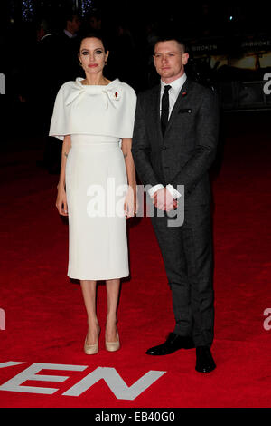 London, UK. 25. November 2014. 25. November 2014 teilnehmen Jack O'Connell und Angelina Jolie die UK Premiere von ungebrochen an der Odeon Leicester Square in London. Bildnachweis: Peter Phillips/Alamy Live-Nachrichten Stockfoto