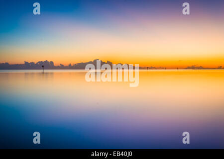 Bunte Langzeitbelichtung entnommen Smathers Beach bei Sonnenuntergang in Key West, Florida. Stockfoto