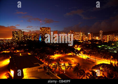 Sonnenuntergang über Hotels, Ferienwohnungen, und Fort DeRussy militärische Reservierung, Waikiki, Honolulu, Oahu, Hawaii, USA Stockfoto