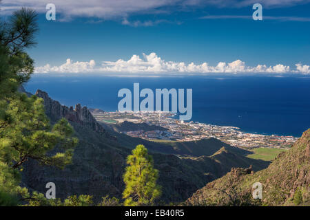 Blick auf Playa Las Americas an der Westküste von Teneriffa über die Schlucht Barranco del Agua und Barranco de Fanabe Stockfoto