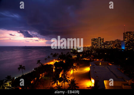 Sonnenuntergang über Waikiki, Honolulu, Oahu, Hawaii, USA Stockfoto