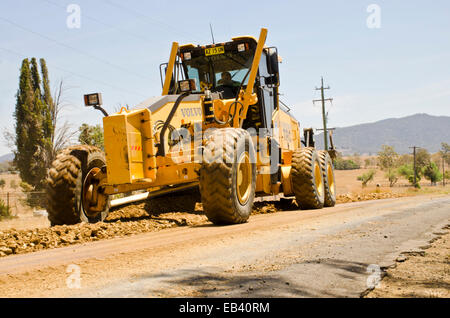 Volvo-Grader arbeiten auf einer ländlichen Straße Tamworth, Australien Stockfoto