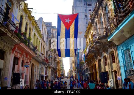 Eine kubanische Fahne hängt über einer Straße im Centro Havanna, Kuba Stockfoto