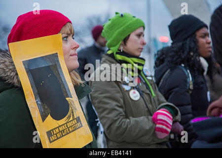 Detroit, Michigan, USA. 25. November 2014.  Menschen protestieren die Entscheidung einer Grand Jury in Ferguson, Missouri, kein weißer Polizist für den Mord an Michael Brown, eine unbewaffnete afro-amerikanischen Teenager anzuklagen. Bildnachweis: Jim West/Alamy Live-Nachrichten Stockfoto