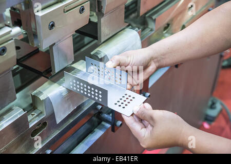 Arbeiter bei Herstellung Workshop operative Cidan Schwenkbiegemaschine Stockfoto