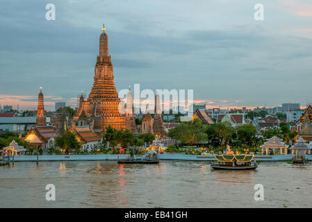 Nachtansicht des Wat Arun Tempel und Chao Phraya River, Bangkok, Thailand Stockfoto