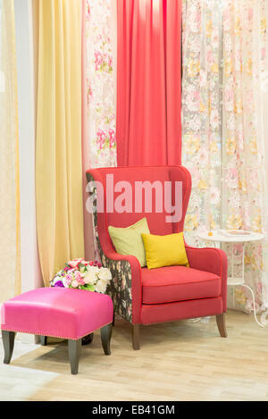 Einen schönen Vorhang in einem Luxus-Wohnzimmer Stockfoto