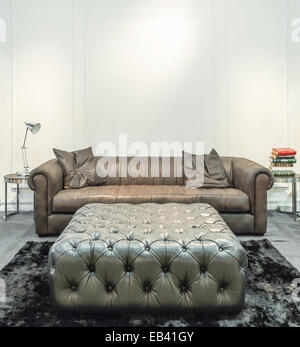 Geräumiges Wohnzimmer mit großen Sofa in einem Luxushaus Stockfoto